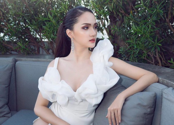 Hoa hậu Hương Giang ‘thách thức’ Angela Phương Trinh khi đụng váy xẻ đùi cao tận eo - Ảnh 2.