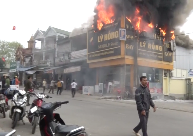 Clip: Cháy ngùn ngụt ở cửa hàng điện máy, người dân lao vào giải cứu tài sản ra ngoài - Ảnh 4.