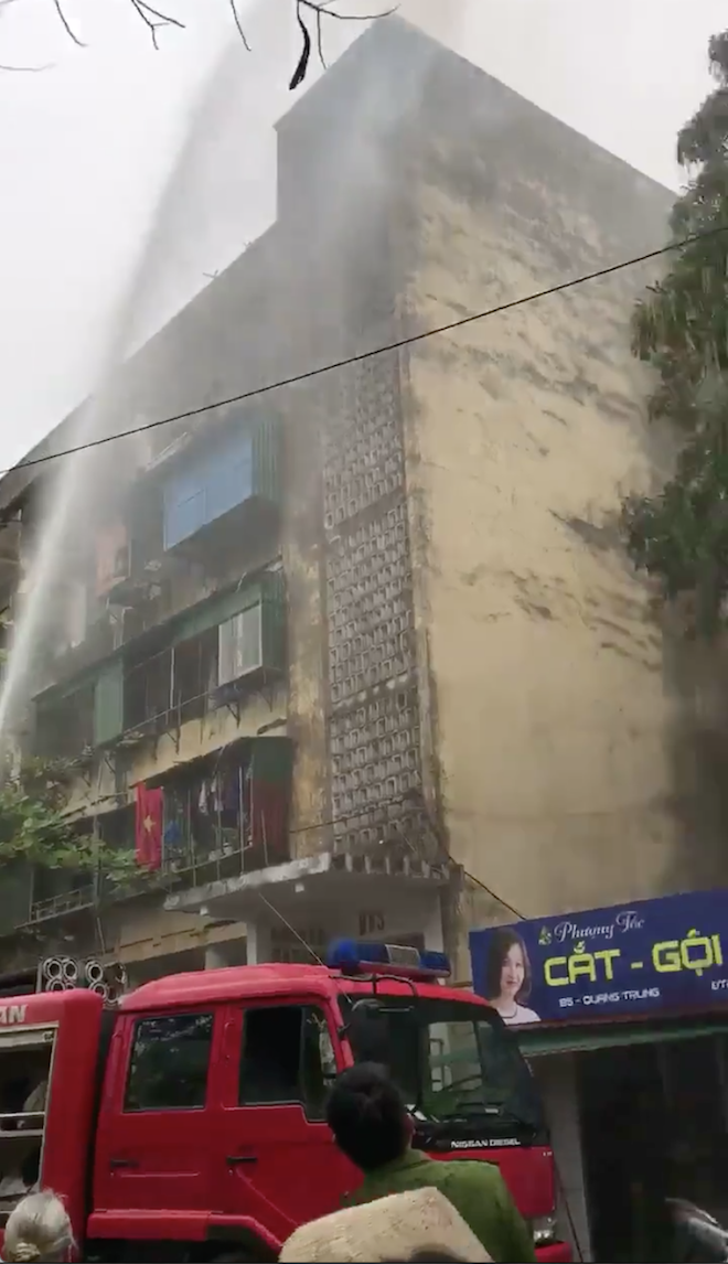Cháy tầng 5 chung cư ở Nghệ An, nhiều người sợ hãi tháo chạy - Ảnh 2.
