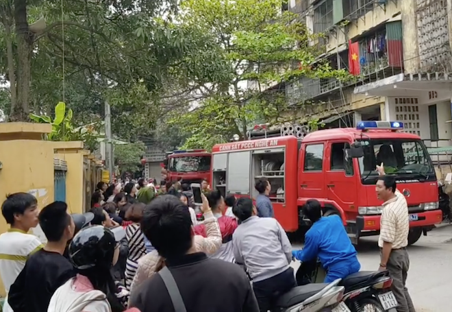 Cháy tầng 5 chung cư ở Nghệ An, nhiều người sợ hãi tháo chạy - Ảnh 3.