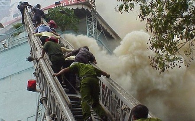 Những vụ cháy tòa nhà cao tầng kinh hoàng gây thiệt hại nặng nề về người và tài sản - Ảnh 11.