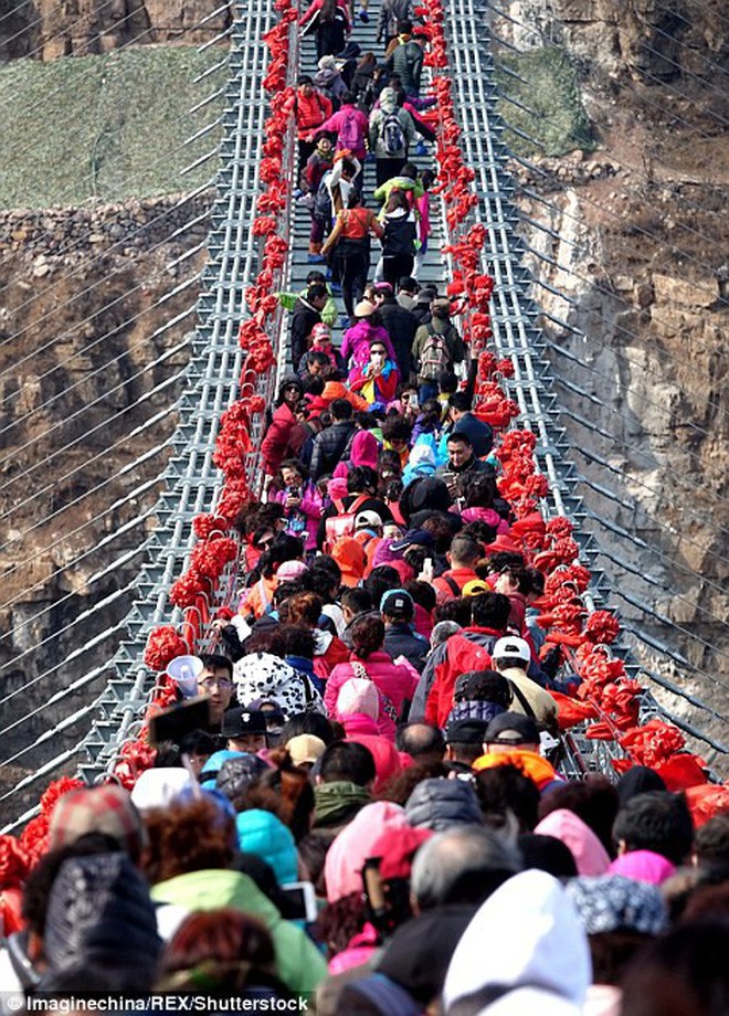 Cảnh tượng nhìn thôi đã bủn rủn chân tay: Cả trăm khách du lịch chen nhau trên cây cầu kính trong suốt dài nhất thế giới - Ảnh 3.