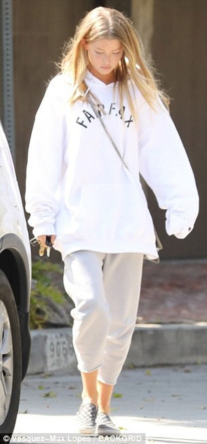 Tình mới của Justin Bieber mặc áo nam, mệt mỏi rời nhà bạn trai sau khi qua đêm - Ảnh 2.