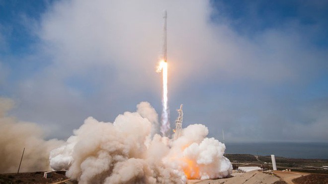 Tên lửa SpaceX vô tình tạo ra một lỗ hổng khổng lồ đường kính 900km trên tầng điện ly của Trái đất, làm sai lệch hệ thống GPS - Ảnh 1.