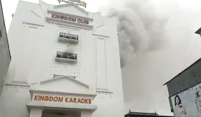 Cháy quán karaoke 6 tầng ở Hà Tĩnh, 3 người bị mắc kẹt bên trong - Ảnh 3.