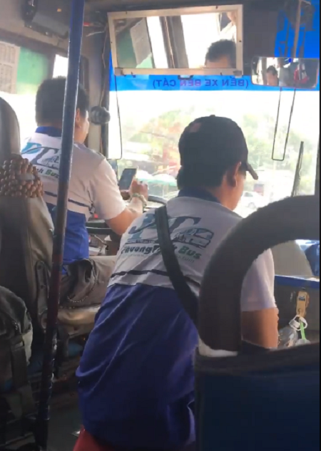 Tài xế vừa lái xe buýt, vừa lướt web điện thoại khiến nhiều hành khách bức xúc - Ảnh 2.