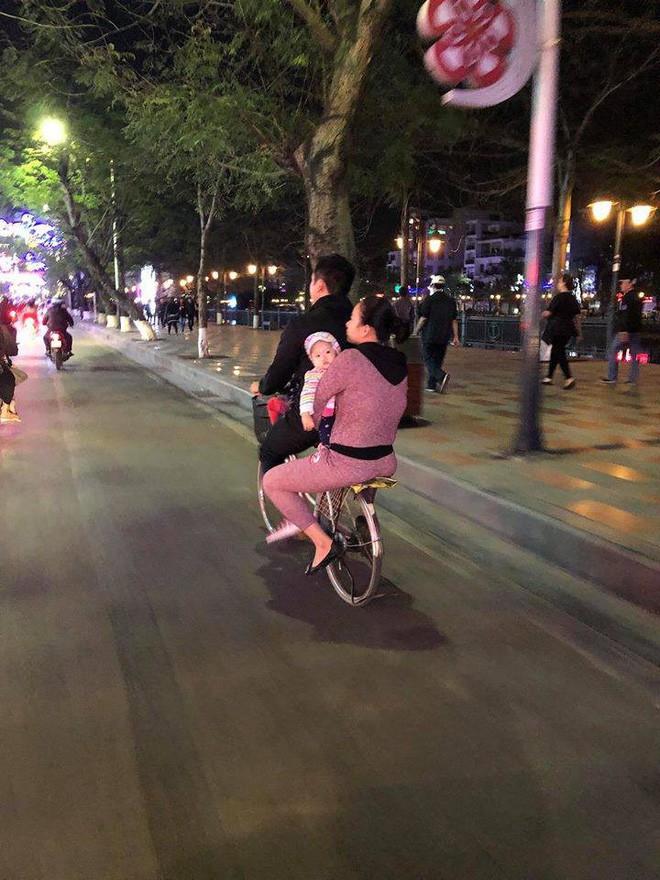  Bức ảnh đôi vợ chồng ôm con thơ dạo phố cuối tuần trên chiếc xe đạp, giản dị vậy thôi mà bao người rưng rưng  - Ảnh 1.