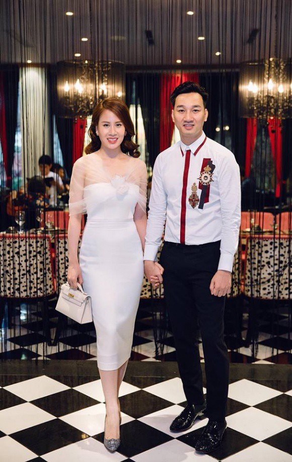 MC Thành Trung tặng vợ túi xách trăm triệu cùng lời chúc ngọt ngào trong ngày sinh nhật - Ảnh 1.