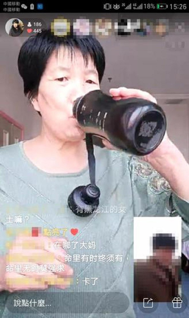 Làm bà mối online, người phụ nữ 58 tuổi trở thành hiện tượng live-stream ở Trung Quốc, thu nhập 1 triệu/ngày - Ảnh 2.