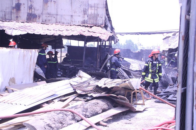 Lại xảy ra cháy ở Sài Gòn, xưởng gỗ bị thiêu rụi  - Ảnh 1.