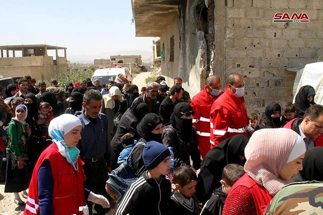 Phe thánh chiến đầu hàng lũ lượt di tản về Idlib, quân đội Syria tiến vào tiếp quản Đông Ghouta - Ảnh 2.