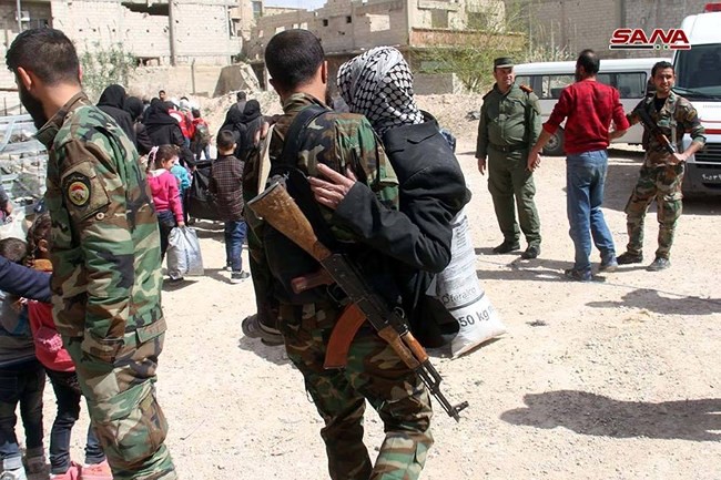Phe thánh chiến đầu hàng lũ lượt di tản về Idlib, quân đội Syria tiến vào tiếp quản Đông Ghouta - Ảnh 3.