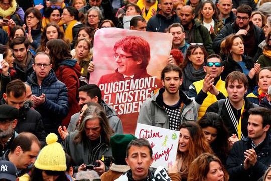 Cựu thủ hiến bị bắt, biểu tình ở Catalonia bùng nổ khốc liệt - Ảnh 3.