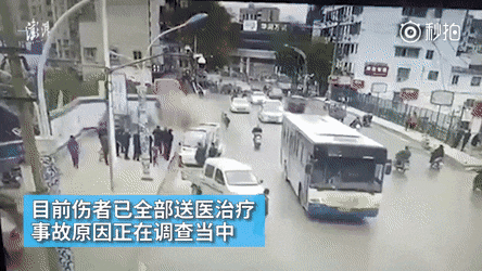 Trung Quốc: Nổ đường ống nước ngầm, người đi đường bị hất văng - Ảnh 2.