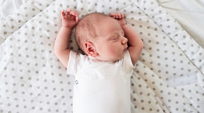 Sự thật về tư thế ngủ như đầu hàng của trẻ sơ sinh sẽ khiến bố mẹ bất ngờ lắm đấy - Ảnh 1.