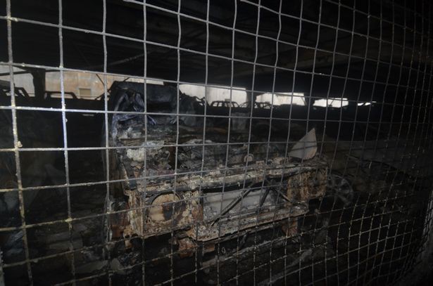Quang cảnh cả ngàn chiếc ô tô bị cháy trơ khung trong trận hỏa hoạn ở nước Anh - Ảnh 4.