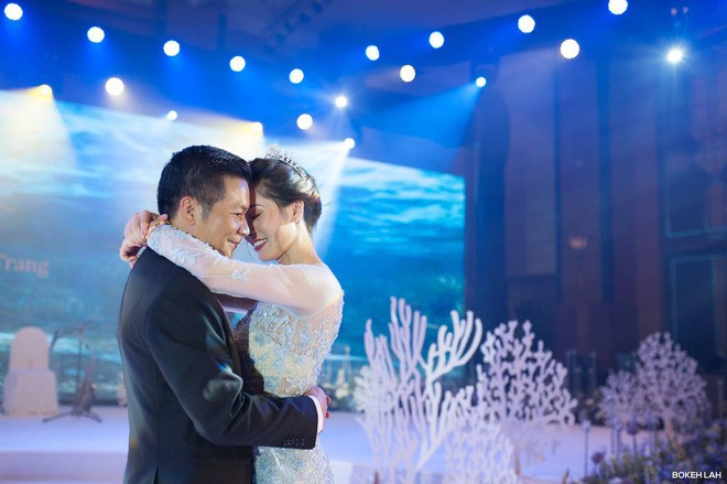 Cận cảnh đám cưới kỳ công xanh màu đại dương của Shark Hưng (Thương vụ bạc tỷ) và cô dâu Á hậu - Ảnh 1.