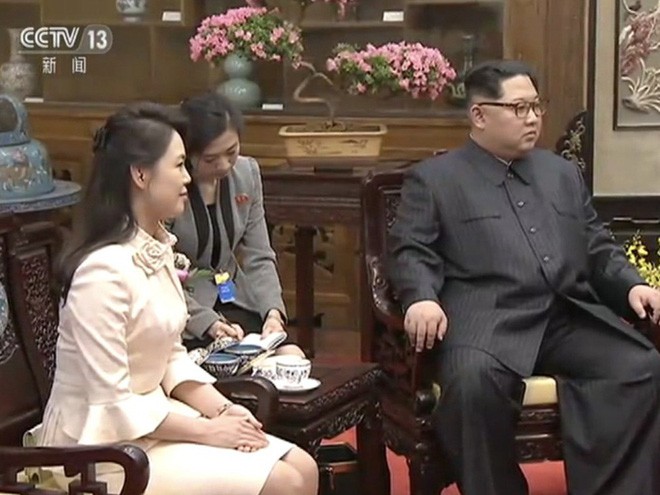 Mặc đồ rất giản dị, phu nhân ông Kim Jong Un vẫn làm cộng đồng mạng TQ sôi sục vì quá đẹp - Ảnh 3.