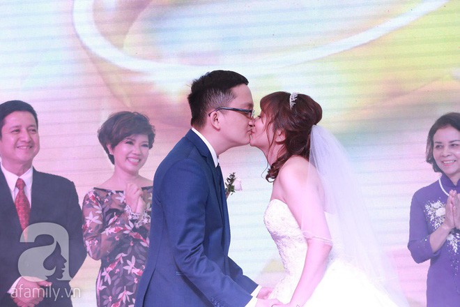  Vợ chồng Chí Trung rạng ngời hạnh phúc trong ngày cưới của con trai út  - Ảnh 23.