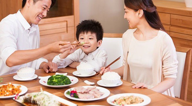 4 bài học tuyệt vời cha mẹ hãy dạy con ngay từ phòng bếp - Ảnh 2.