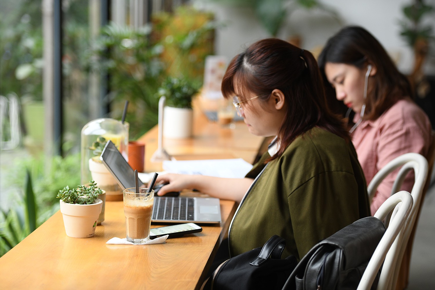 Cận cảnh qu&aacute;n c&agrave; ph&ecirc; H&agrave; Nội được b&aacute;o Mỹ ca ngợi như Rừng Nhiệt đới trong l&ograve;ng th&agrave;nh phố - Ảnh 22.