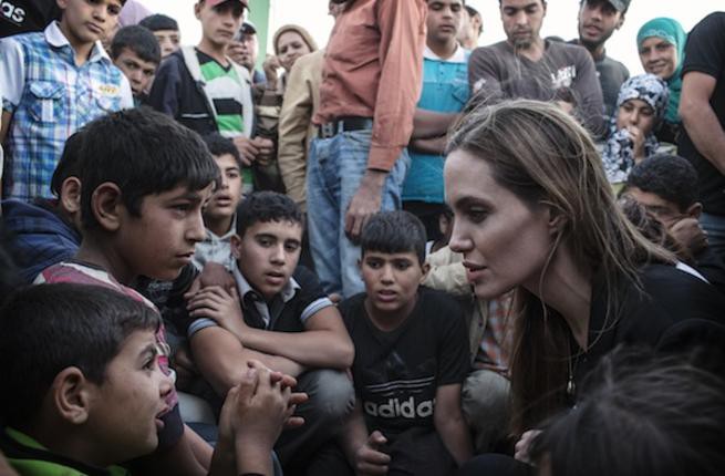 Angelina Jolie - Jennifer Aniston: Giàu có và đáng thương - Ảnh 7.