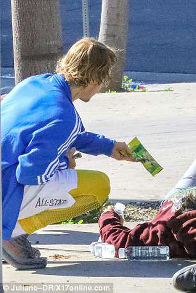 Justin Bieber nay đã khác: Siêu sao thế giới nằm ra giữa đường trò chuyện và giúp đỡ người vô gia cư - Ảnh 3.