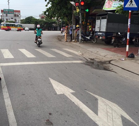 Clip: Thanh niên dừng đèn đỏ quyết không nhường đường cho ô tô rẽ phải gây tranh cãi - Ảnh 3.