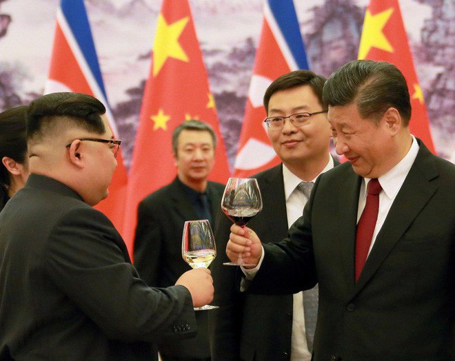 Chuyện lạ ở thượng đỉnh Trung-Triều: Ông Kim chăm chú ghi chép, ông Tập mỉm cười gật đầu - Ảnh 2.