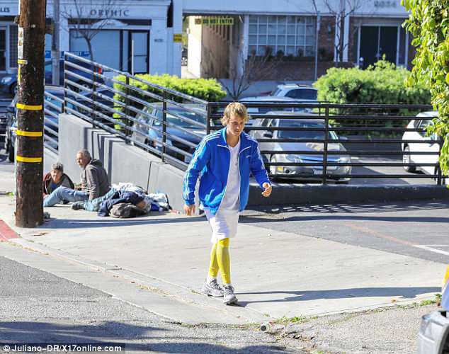 Justin Bieber nay đã khác: Siêu sao thế giới nằm ra giữa đường trò chuyện và giúp đỡ người vô gia cư - Ảnh 12.