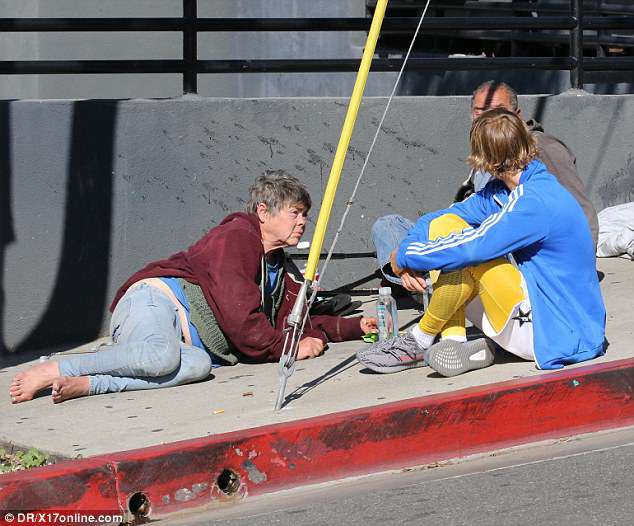 Justin Bieber nay đã khác: Siêu sao thế giới nằm ra giữa đường trò chuyện và giúp đỡ người vô gia cư - Ảnh 5.