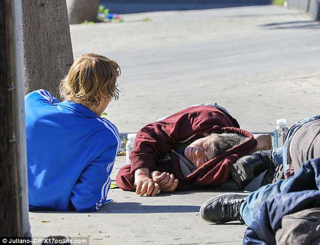 Justin Bieber nay đã khác: Siêu sao thế giới nằm ra giữa đường trò chuyện và giúp đỡ người vô gia cư - Ảnh 7.
