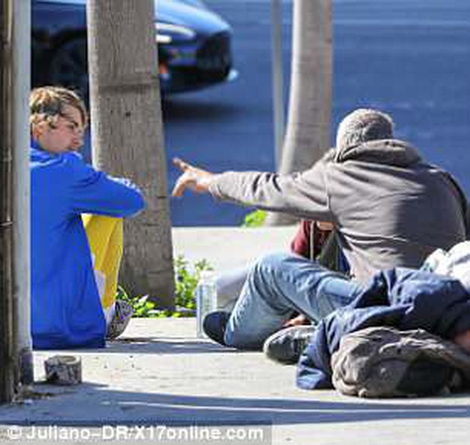 Justin Bieber nay đã khác: Siêu sao thế giới nằm ra giữa đường trò chuyện và giúp đỡ người vô gia cư - Ảnh 10.