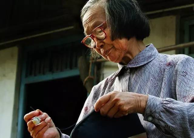 Con gái độc nhất bị xe tông qua đời, người mẹ đã làm một việc khiến ai cũng kính nể - Ảnh 1. Con gái độc nhất bị xe tông qua đời, người mẹ đã làm một việc khiến ai cũng kính nể - Ảnh 1.