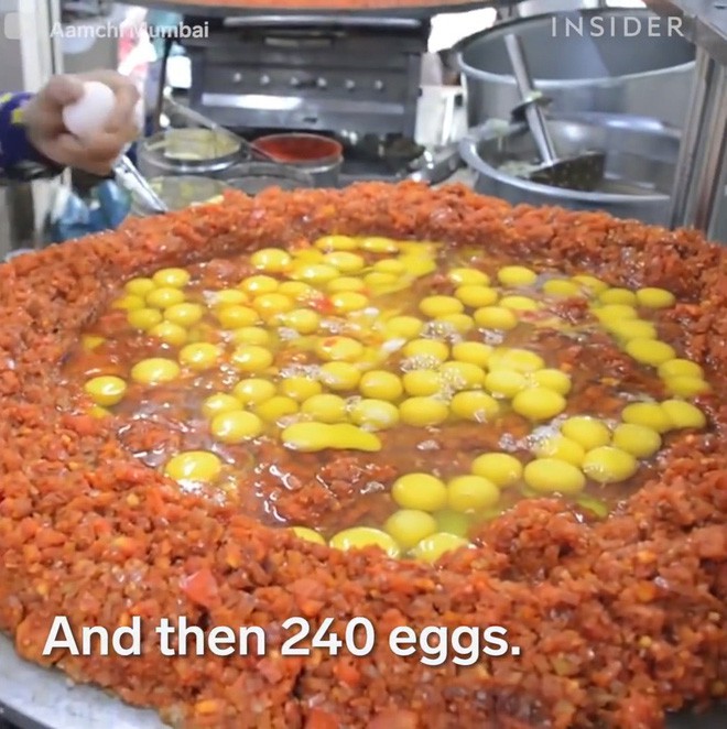 Món ăn đường phố độc đáo ở Ấn Độ phải dùng đến 240 quả trứng để chế biến khiến nhiều du khách thích thú - Ảnh 1.