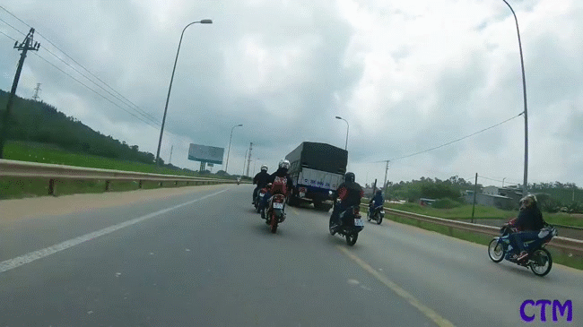 Nhóm phượt thủ bị chỉ trích khi tự hào đăng tải clip lấn làn, vượt ẩu trong hành trình phượt đánh dấu tuổi thanh xuân - Ảnh 1.