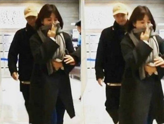 Liên tục lấy tay che bụng, Song Hye Kyo lại bị nghi ngờ giấu kín chuyện mang thai - Ảnh 1.