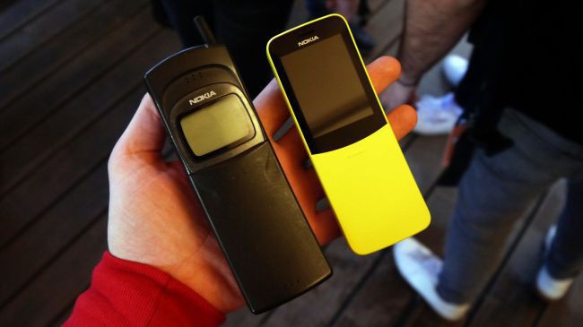 Nokia 8110 vs Nokia 8110 4G: khi kẻ quá cố gặp kẻ tái sinh - Ảnh 1.