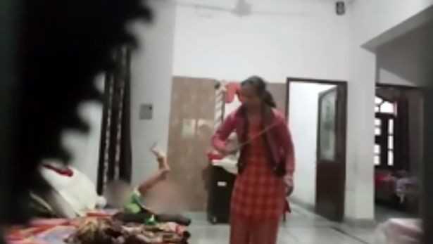 Phát hiện dấu hiệu lạ của con, bố mẹ đặt camera và biết được bộ mặt tàn bạo của người giúp việc - Ảnh 3. Phát hiện dấu hiệu lạ của con, bố mẹ đặt camera và biết được bộ mặt tàn bạo của người giúp việc - Ảnh 3.