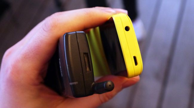Nokia 8110 vs Nokia 8110 4G: khi kẻ quá cố gặp kẻ tái sinh - Ảnh 3. Nokia 8110 vs Nokia 8110 4G: khi kẻ quá cố gặp kẻ tái sinh - Ảnh 3.