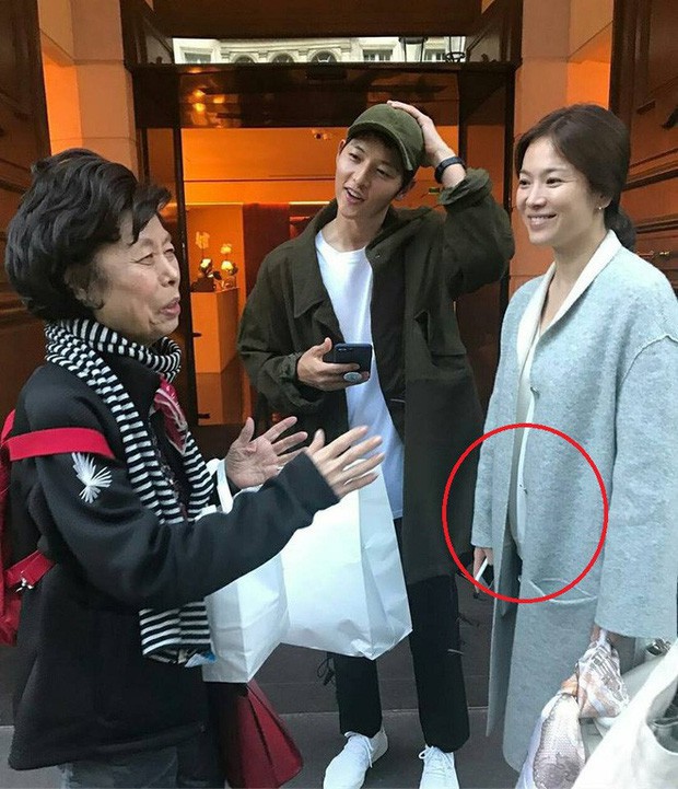 Liên tục lấy tay che bụng, Song Hye Kyo lại bị nghi ngờ giấu kín chuyện mang thai - Ảnh 5.