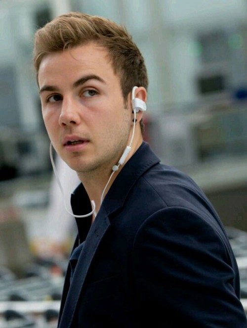 Top 10 ‘nam thần’ của làng bóng đá thế giới: Ronaldo ‘ngồi mâm trên’ Messi - Ảnh 7.