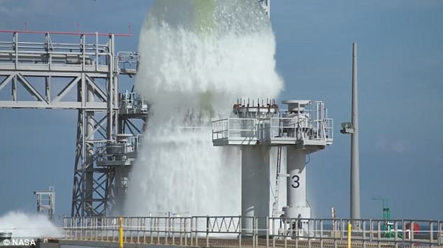 Thử nghiệm kiểu NASA: Gần 2 triệu lít nước bắn thẳng lên trời - Ảnh 3.