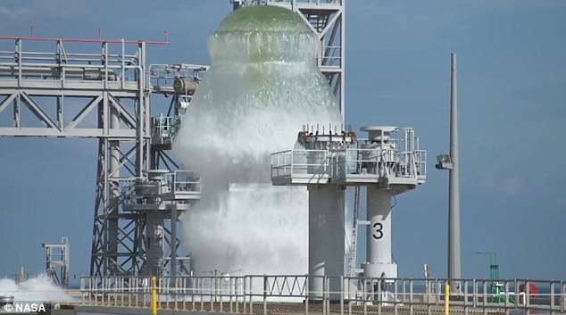 Thử nghiệm kiểu NASA: Gần 2 triệu lít nước bắn thẳng lên trời - Ảnh 5.