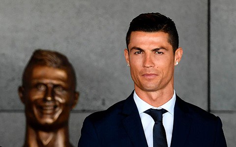 Tượng gây tranh cãi của Ronaldo được đúc lại, đẹp trai hơn nhiều - Ảnh 2.
