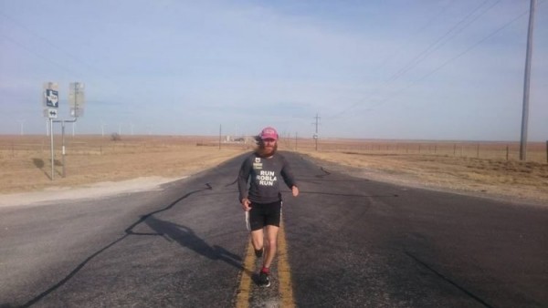 Bắt chước nhân vật trong phim, người đàn ông chạy bộ hơn 25.000km suốt 409 ngày - Ảnh 1.