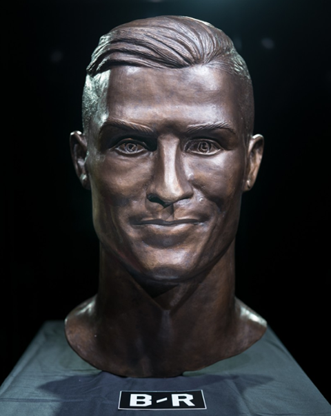 Tượng gây tranh cãi của Ronaldo được đúc lại, đẹp trai hơn nhiều - Ảnh 5.