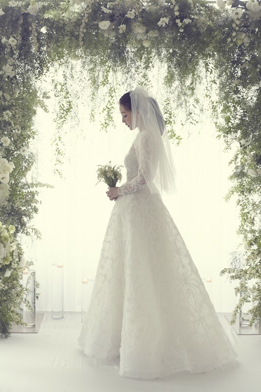 Lộ thêm chi tiết hiếm hoi bên trong đám cưới bí mật của đại mỹ nhân Choi Ji Woo - Ảnh 1.
