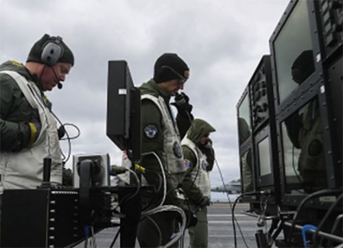 Mỹ thử nghiệm công nghệ điều khiển từ xa trên máy bay chiến đấu hải quân - Ảnh 1.