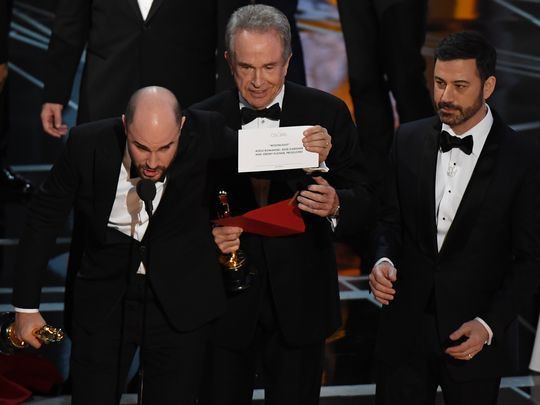 Hành động lạ của đạo diễn phim đoạt giải Oscar 2018 khiến khán giả phì cười - Ảnh 1.
